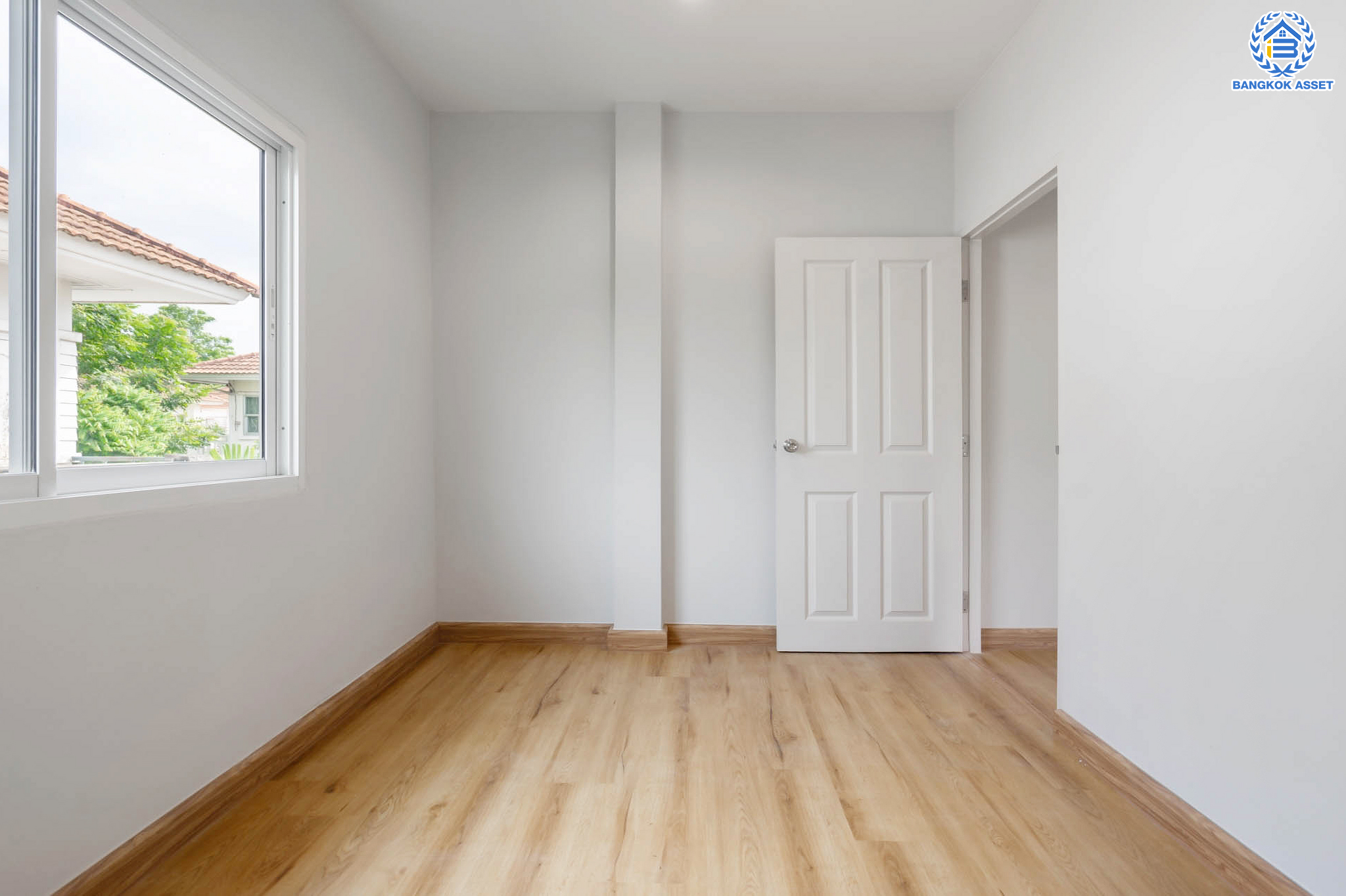 บ้านมือสองตกแต่งใหม่ หลังใหญ่พิเศษ! แปลงมุม! ม.บุษราคัม กรีนวิลล์ ปิ่นเกล้า-วงแหวน เนื้อที่ 71 ตร.ว. พื้นที่ใช้สอยกว่า 228 ตร.ม. ฟังก์ชัน 3 ห้องนอน 2 ห้องน้ำ 1 ห้องอเนกประสงค์ขนาดใหญ่ จอดรถได้ 2 คัน พร้อมพื้นที่บริเวณบ้านเกือบ 100 ตร.ม. บนทำเลเดินทางสะดวก เชื่อมต่อทั้งปิ่นเกล้า-ศาลายา ใกล้เซ็นทรัลเวสต์เกต ทางด่วน "กาญจนาภิเษก" และรถไฟฟ้า "สถานีตลาดบางใหญ่"